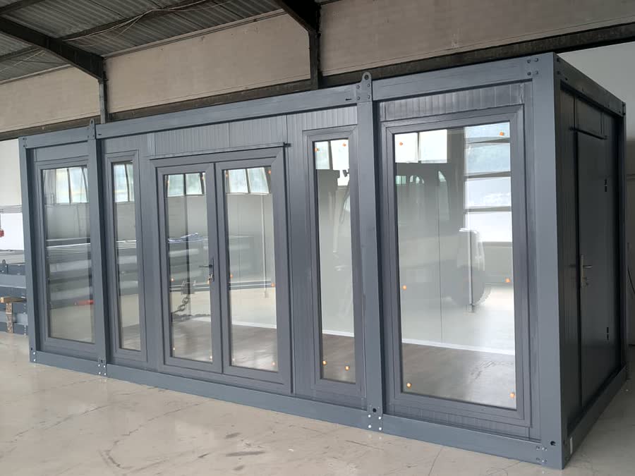 Designercontainer mit bodentiefer Glasfront und Glastür, fertig montiert in der Werkshalle